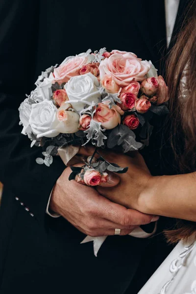 Bride Groom Holding Hands Wedding Bouquet Roses Ring Merried Nature — Stock Photo, Image