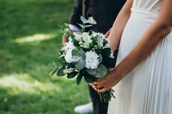 Νύφη Γάμος Αγάπη Λουλούδι Τελετή Παντρεμένος Ζευγάρι Φόρεμα — Φωτογραφία Αρχείου