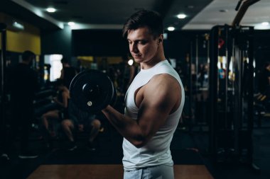 Spor salonunda sporcu antrenmanı erkek çocuk egzersizi.