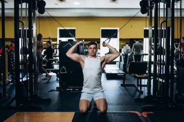 Spor salonunda sporcu antrenmanı erkek çocuk egzersizi.