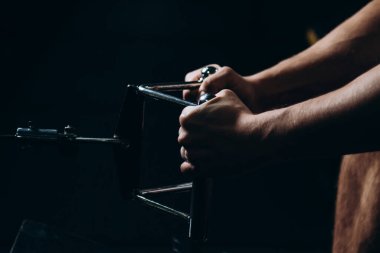 Spor salonunda sporcu antrenmanı erkek çocuk egzersizi.