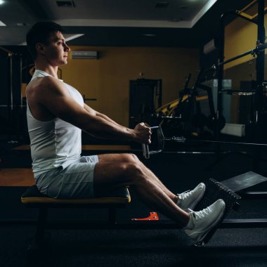 Spor salonunda sporcu antrenmanı erkek çocuk egzersizi.