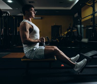 Spor salonunda sporcu antrenmanı erkek çocuk egzersizi.