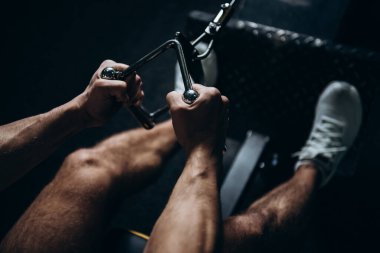 Spor salonunda sporcu antrenmanı erkek çocuk egzersizi.