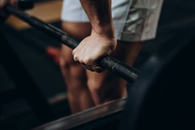 Spor salonunda sporcu antrenmanı erkek çocuk egzersizi.