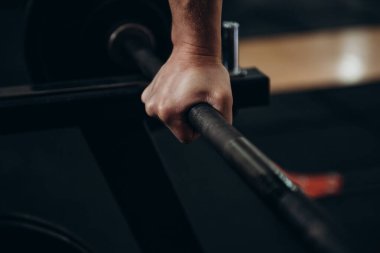 Spor salonunda sporcu antrenmanı erkek çocuk egzersizi.