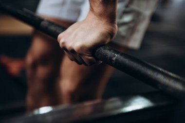 Spor salonunda sporcu antrenmanı erkek çocuk egzersizi.