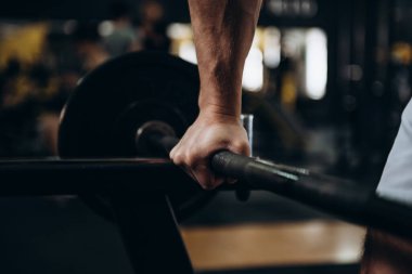 Spor salonunda sporcu antrenmanı erkek çocuk egzersizi.