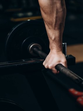 Spor salonunda sporcu antrenmanı erkek çocuk egzersizi.