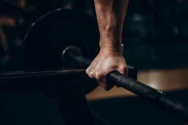 Spor salonunda sporcu antrenmanı erkek çocuk egzersizi.