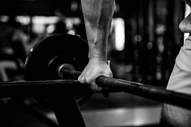 Spor salonunda sporcu antrenmanı erkek çocuk egzersizi.