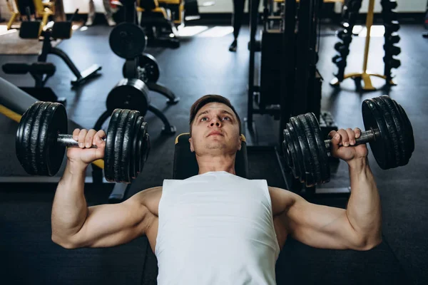 Spor salonunda sporcu antrenmanı erkek çocuk egzersizi.