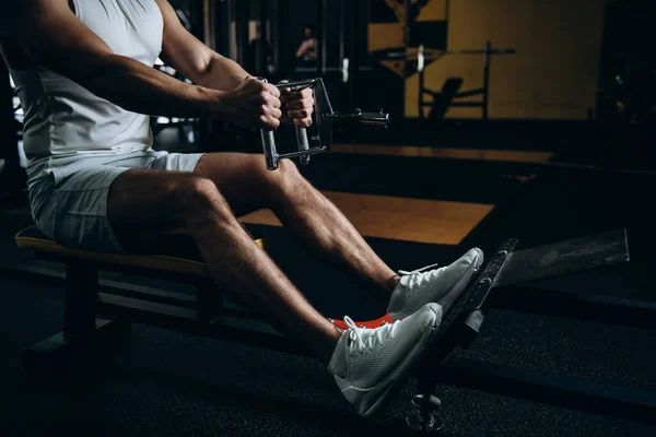 Spor salonunda sporcu antrenmanı erkek çocuk egzersizi.