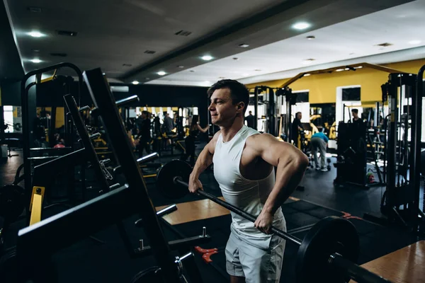Spor salonunda sporcu antrenmanı erkek çocuk egzersizi.
