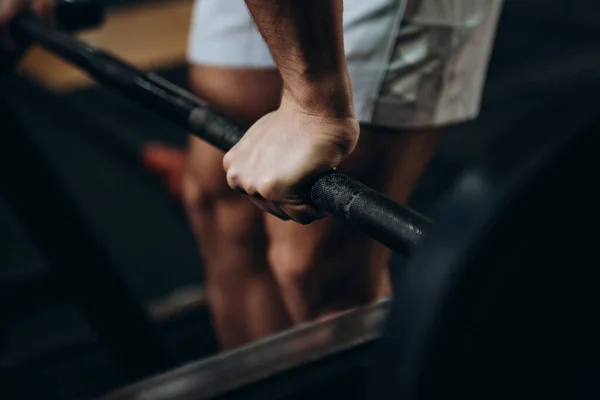 Spor salonunda sporcu antrenmanı erkek çocuk egzersizi.