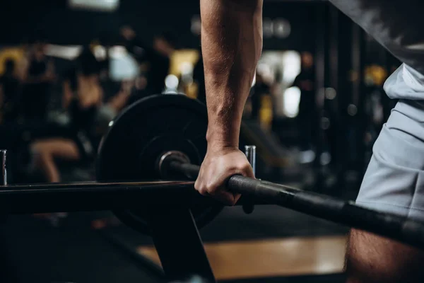 Spor salonunda sporcu antrenmanı erkek çocuk egzersizi.