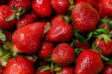 Masadaki sarı kasede lezzetli çilekler.