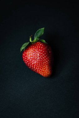 Siyah arka planda tatlı çilek taze taze taze meyve.