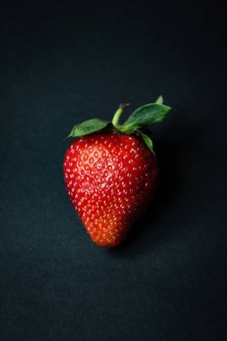 Siyah arka planda tatlı çilek taze taze taze meyve.