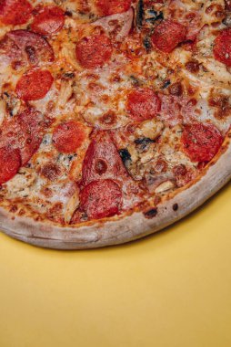 Pizza, peynir, fast food İtalyan pepperonisi.