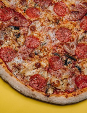 Pizza, peynir, fast food İtalyan pepperonisi.