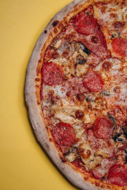 Pizza, peynir, fast food İtalyan pepperonisi.