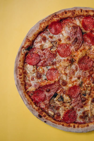 Pizza, peynir, fast food İtalyan pepperonisi.