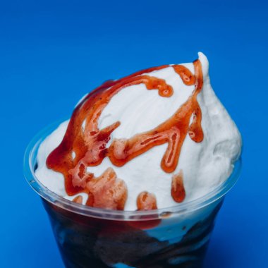 Dondurma tatlı, parlak, renkli yiyecekler.