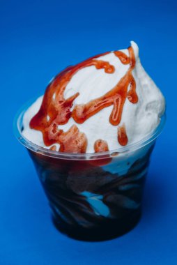 Dondurma tatlı, parlak, renkli yiyecekler.