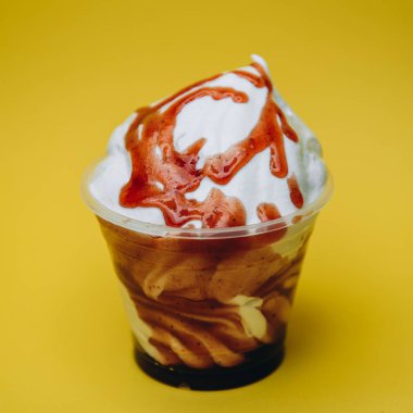 Dondurma tatlı, parlak, renkli yiyecekler.