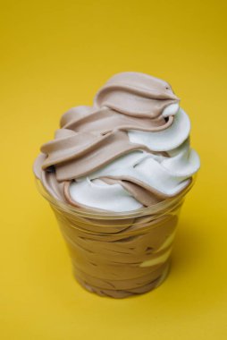 Dondurma tatlı, parlak, renkli yiyecekler.