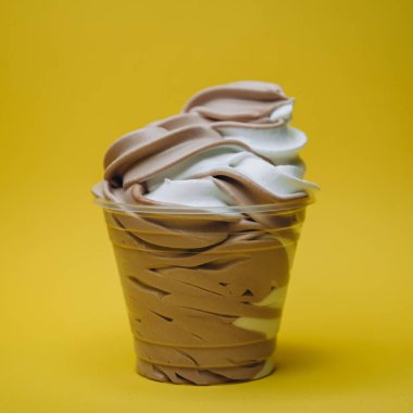 Dondurma tatlı, parlak, renkli yiyecekler.