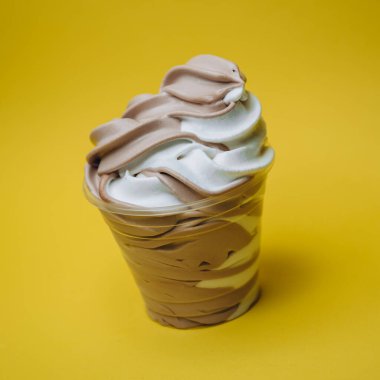 Dondurma tatlı, parlak, renkli yiyecekler.