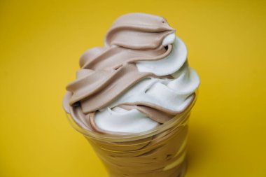 Dondurma tatlı, parlak, renkli yiyecekler.