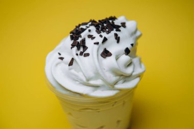 Dondurma tatlı, parlak, renkli yiyecekler.