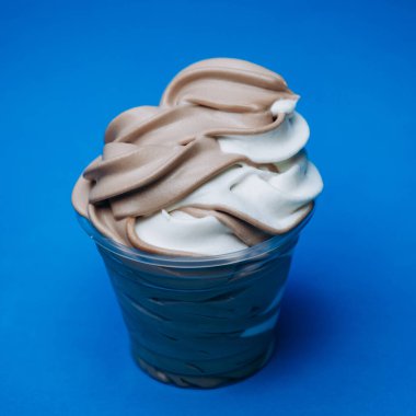 Dondurma tatlı, parlak, renkli yiyecekler.