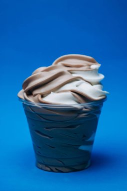 Dondurma tatlı, parlak, renkli yiyecekler.