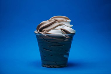 Dondurma tatlı, parlak, renkli yiyecekler.