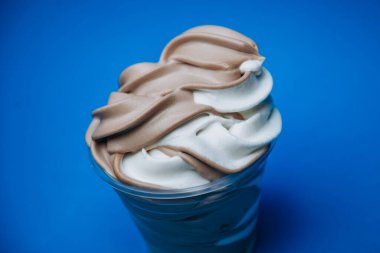 Dondurma tatlı, parlak, renkli yiyecekler.