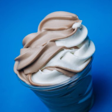 Dondurma tatlı, parlak, renkli yiyecekler.