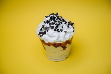 Dondurma tatlı, parlak, renkli yiyecekler.