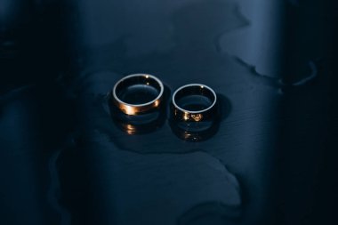 Elmaslı yüzük düğün taşı altın güzellik suyu