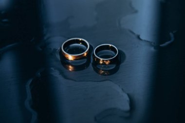 Elmaslı yüzük düğün taşı altın güzellik suyu