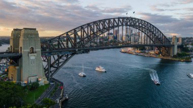 Sydney 'deki liman köprüsünün havadan görüntüsü.