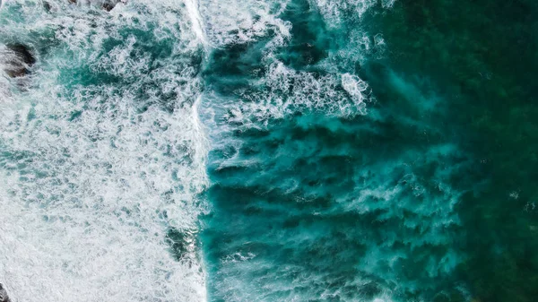 Okyanus ve dalgaların havadan görünüşü