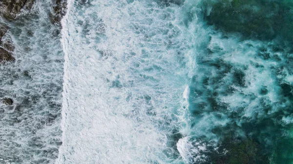 Okyanus ve dalgaların havadan görünüşü
