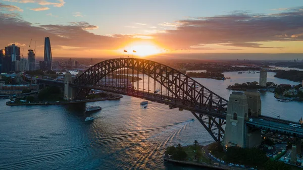 Sydney 'deki liman köprüsünün havadan görüntüsü.