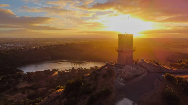 Oyuncuların içinde güneş doğuyor.