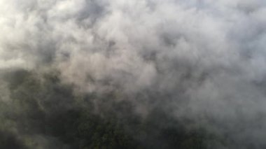 Dağların ve bulutların havadan görünüşü