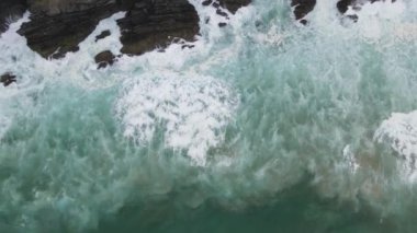 Okyanus ve dalgaların havadan görünüşü